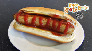 Hotdog mit Cheddar und Knoblauchsauce